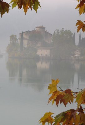 Caste Toblino nella nebbia.